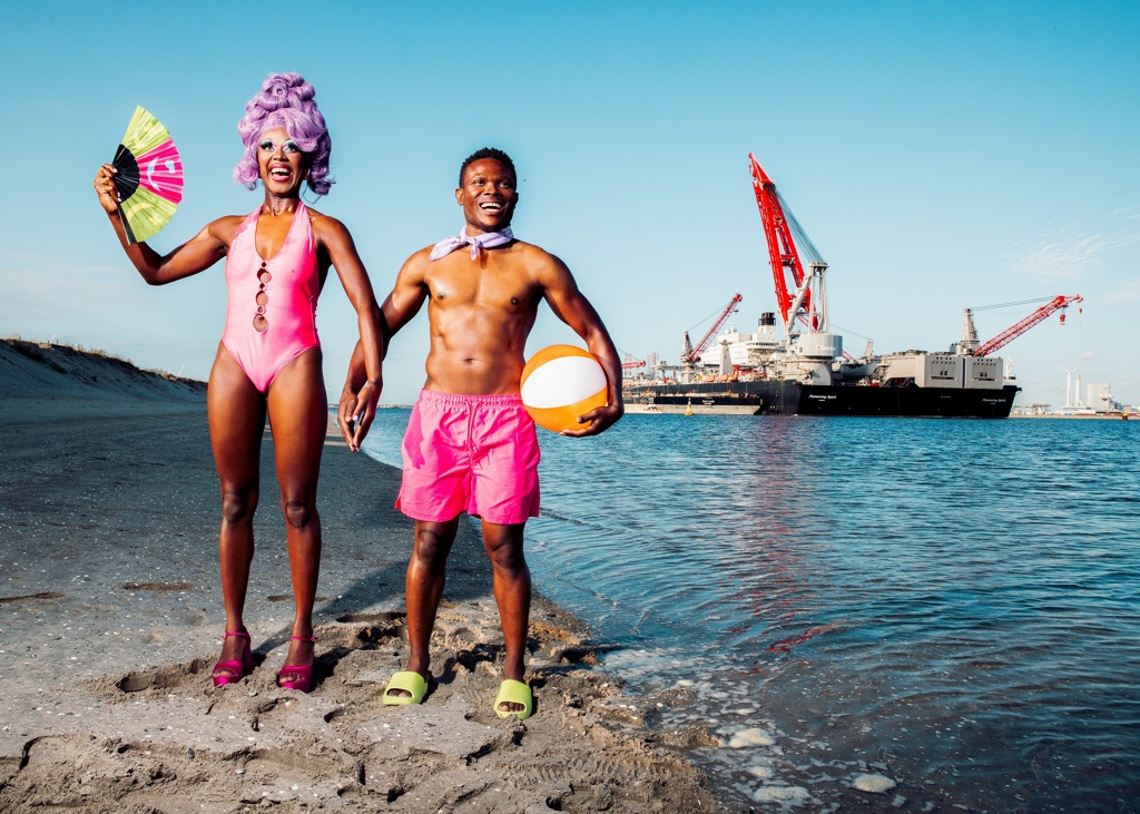 2 MID Liggend Let's Go Barbie Maas Theater En Dans ©Hilde Harshagen