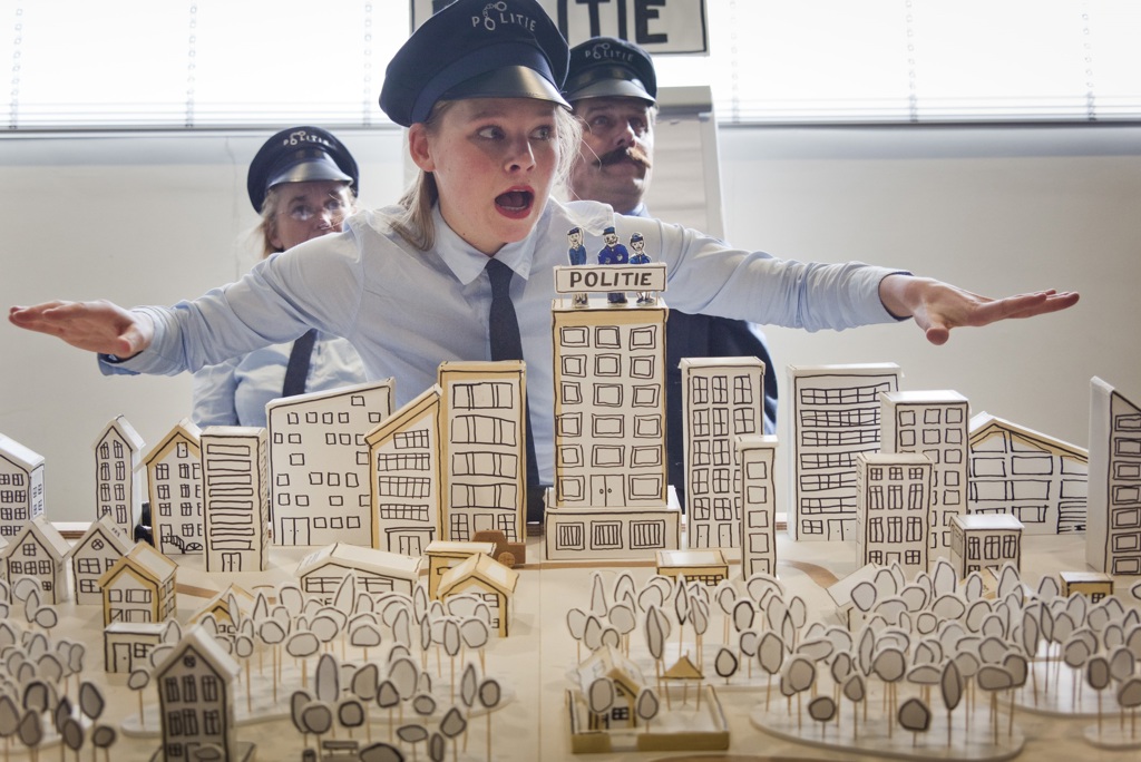 7_hr_gezocht-konijn_theatergroep-max-moon-saris.jpg 7_hr_gezocht-konijn_theatergroep-max-moon-saris.jpg