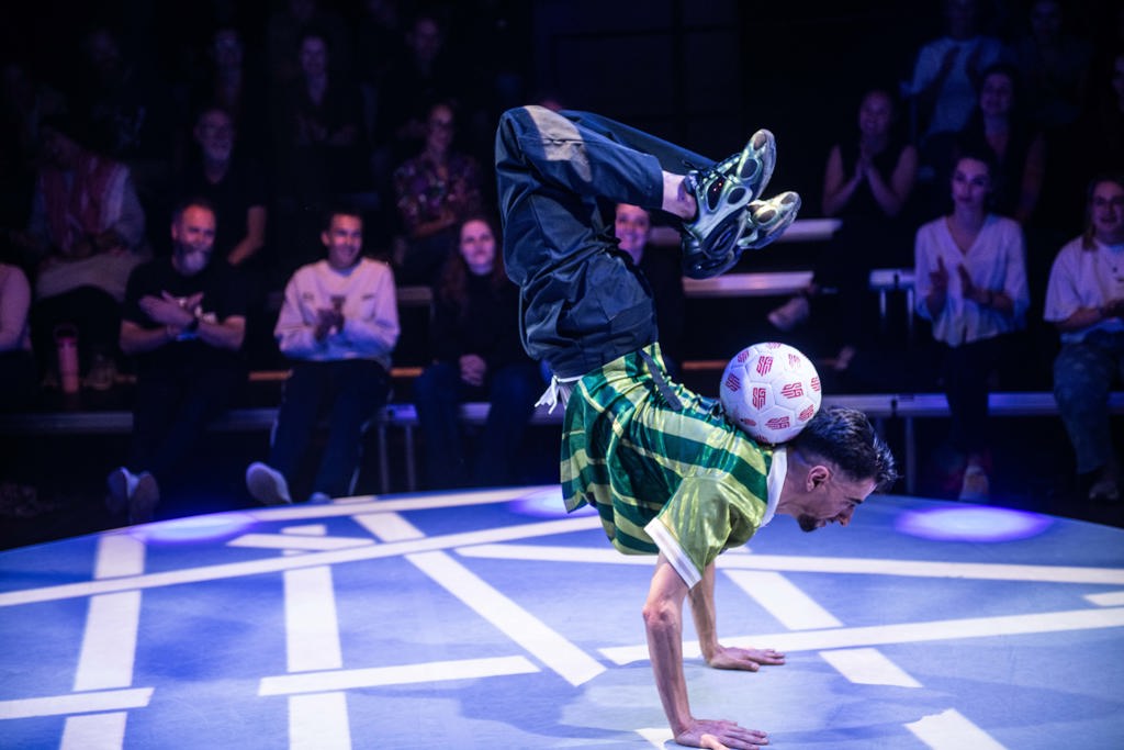 TIJDELIJK CAMPAGNEBEELD_Double Tap Trap_Maas theater en dans_RSCW_©Bart Grietens.jpg