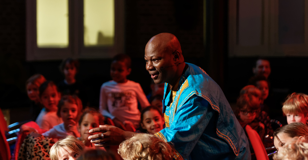 WES in het publiek met kids Anansi.jpg